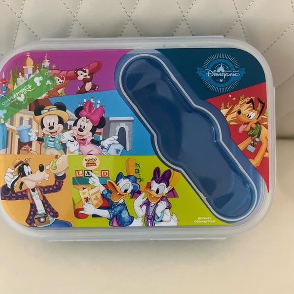 Disneyland Hong Kong collapsible bento container - Picture 1 of 11